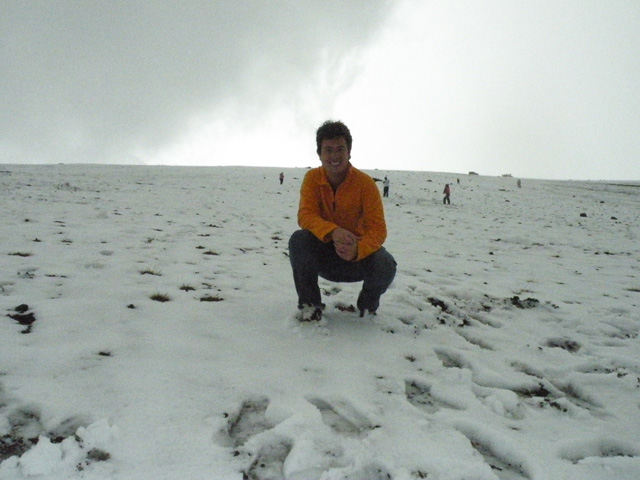 O repórter Felipe Lobo, vendo neve pela primeira vez, e logo no vulcão ativo mais alto do mundo.